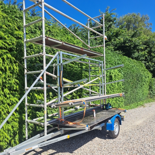 Multiservice med stillads til hækklipning af høj hæk – professionel hækbeskæring