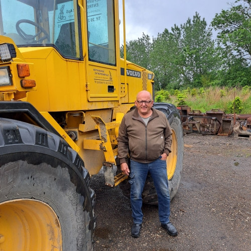 Maskinfører i Svendborg udfører mandskabsudlejning med gummiged til entreprenørarbejde