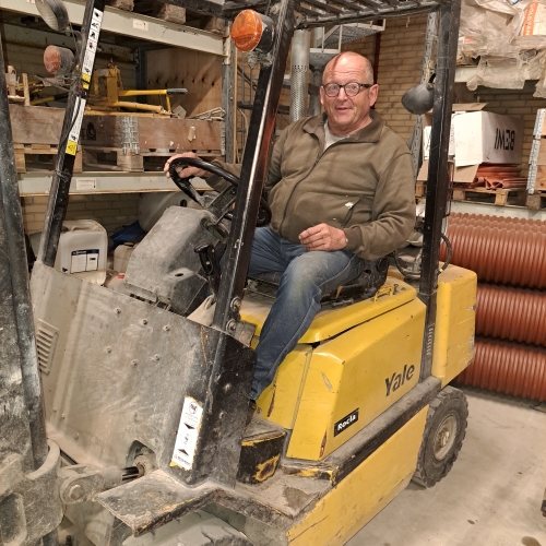 Maskinfører i Nyborg udfører mandskabsudlejning med truck til håndtering af materialer