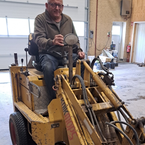 Maskinfører udfører minilæsserkørsel med Knikmops i Ringsted og resten af Vestsjælland