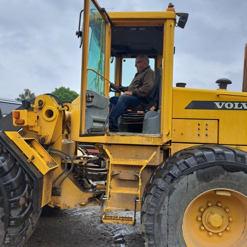 Maskinfører kører Volvo gummiged i Korsør og resten af Vestsjælland