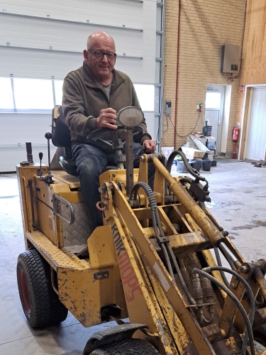 Maskinfører udfører minilæsserkørsel med Knikmops i Ringsted og resten af Vestsjælland