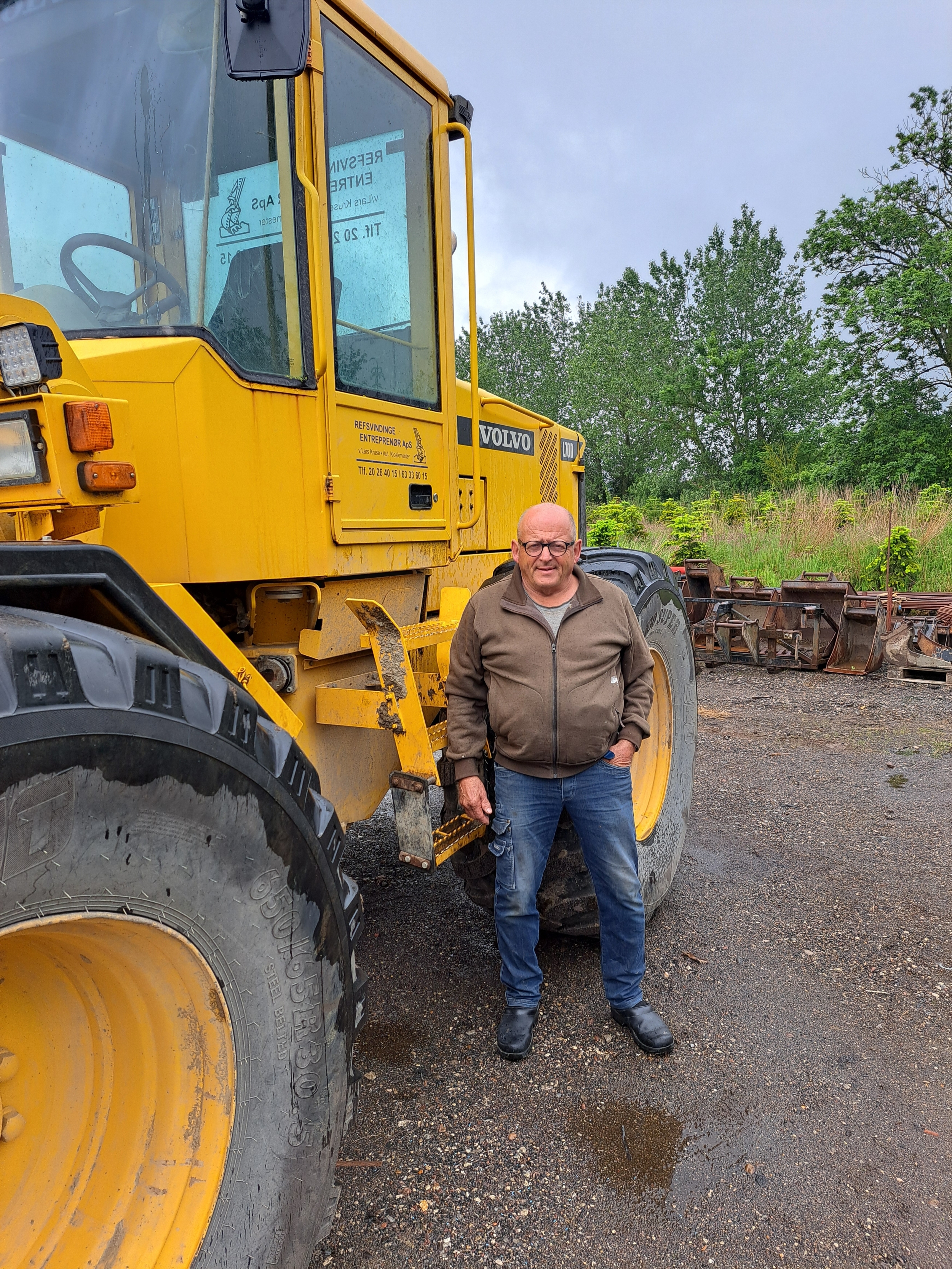 Maskinfører i Svendborg udfører mandskabsudlejning med gummiged til entreprenørarbejde